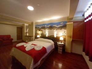 乌尤尼Hotel REY DAVID的酒店客房,配有带毛巾的床