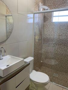 加罗帕巴CASA GAMBOA BEACH的带淋浴、卫生间和盥洗盆的浴室