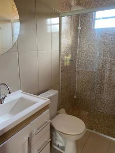 加罗帕巴CASA GAMBOA BEACH的带淋浴、卫生间和盥洗盆的浴室