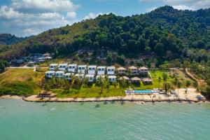 瑶亚岛Coconut Grove Resort的海滩上的度假村的空中景观