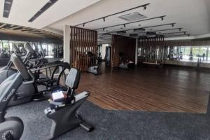 汝来AYMAR Homestay, Residensi Lily, Nilai的健身房,配有跑步机和有氧运动器材