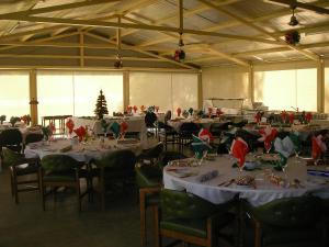 托克姆沃尔拉克姆沃尔高尔夫度假酒店的一个带桌椅和圣诞装饰的大型宴会厅