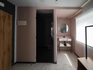 阿拉萨特-蒙德拉贡Casa rural Goiko Errota landetxea的浴室设有黑色的门和镜子