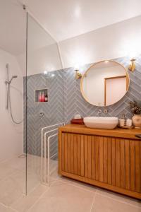 轻井泽A-Frame House Minami Karuizawa - Vacation STAY 58046v的一间带水槽和镜子的浴室