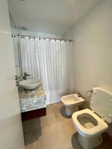 马德普拉塔Roca Trust II Semipiso de 3 ambientes para 4 personas en zona güemes con cochera的浴室配有白色卫生间和盥洗盆。