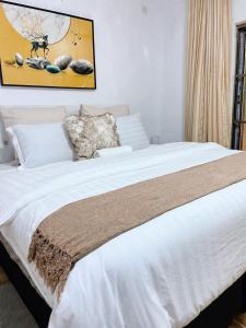 帕拉佩Ranzi Court的一间卧室配有一张带白色床单的大床