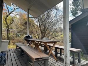 忍野村Shinka Hanare - Vacation STAY 11002v的甲板上的野餐桌和长凳