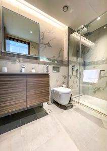 迪拜STAY Sensational 3BR Holiday Home near BurjKhalifa的带淋浴、盥洗盆和卫生间的浴室