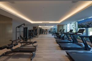 迪拜STAY Sensational 3BR Holiday Home near BurjKhalifa的健身房,配有一排跑步机和机器