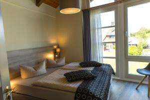 普劳西An der Metow-Ferienpark Hotel的卧室配有带枕头的床铺和窗户。
