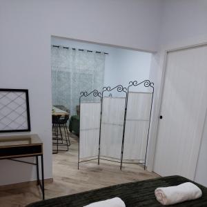 阿尔豪林德拉托里Avocado Suite by Alhaurín Loft City Center的卧室设有白色墙壁和一张带镜子的床