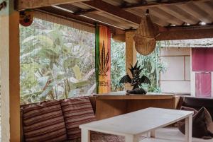 班拉克海滩Green Garden的一间设有桌子和壁画窗户的房间
