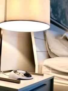 利雅德Al Majdiah Residence الماجدية ريزدينس شقة عائلية متكاملة的桌子上的一盏灯,上面有鼠标