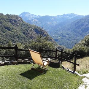 巴尔德马奇林娜住宿加早餐旅馆的坐在草地上的椅子,享有山景