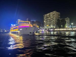 开罗نادى يخت الجيزة的夜间在水中停靠的大船