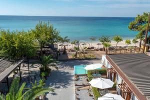 佩弗卡里卡帕西海滩酒店的从度假村的阳台上可欣赏到海滩景色