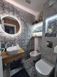 布拉戈耶夫格勒Апартамент Мегилукс 2的一间带水槽、卫生间和镜子的浴室