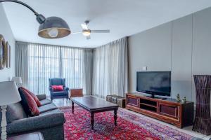 约翰内斯堡Lovely 3 Bedroom apartment in the heart of Sandton 505的带沙发和电视的客厅