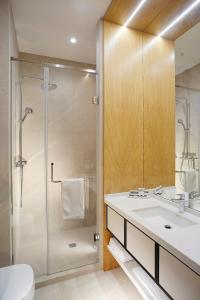 阿斯塔纳NEOS HOTEL的带淋浴、盥洗盆和卫生间的浴室