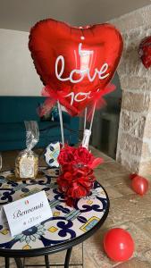 奥斯图尼AROMA luxury的一张带有心球和爱情纸的桌子