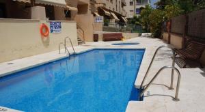 内尔哈Andaluz Apartments Torrecilla的大楼里的一个大型蓝色游泳池