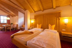 安泰塞尔瓦·迪·梅佐Berghotel Johanneshof的酒店客房设有两张床和一张桌子。