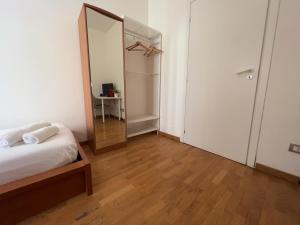 米兰奇维科40号住宿加早餐旅馆的一间卧室配有一张床和一面大镜子