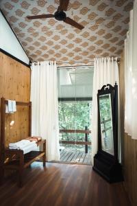 KhawāsaLA SELVA Resort, Pench National Park的客房设有吊扇和窗户。