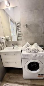 克拉科夫Modern Silver Apartment 2 rooms Bosacka Old Town的一间带洗衣机和水槽的浴室