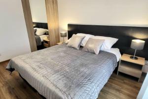 克拉科夫Modern Silver Apartment 2 rooms Bosacka Old Town的卧室配有一张带白色床单和枕头的大床。