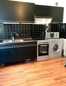 马赛Jolie chambre Marseille centre的厨房配有水槽和洗衣机