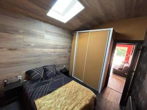 吉伦特河畔梅谢尔Appartement très agréable proche tous commerces的一间卧室设有一张床和一个滑动玻璃门