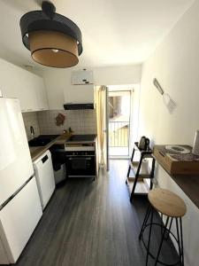 Montalieu-VercieuAppartement Centrale Confort的厨房配有水槽和炉灶 顶部烤箱