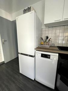 Montalieu-VercieuAppartement Centrale Confort的厨房配有白色冰箱和炉灶。