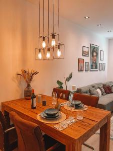 哈莱姆Coolest Apartment in Haarlem City - close to Beach and Amsterdam的一间带桌子和沙发的用餐室