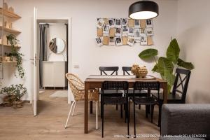 莫伊西德约斯Casa269b - Cozy house with scandinavian design的一间带桌椅的用餐室