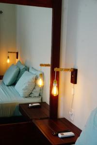 威廉斯塔德Boca Simon Vacation Curacao的一间卧室配有一张床和一张桌子上的两盏灯。