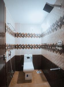 瓦亚纳德BEVERLY SUITES的一间带卫生间和淋浴的浴室。