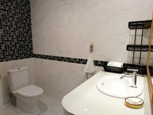 功孟海滩Klong Muang Beach Apartment的浴室配有白色卫生间和盥洗盆。