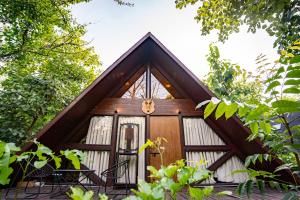 KhawāsaLA SELVA Resort, Pench National Park的小屋设有茅草屋顶