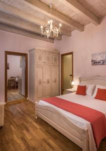 干尼亚Palazzo di Irene的一间卧室配有一张大床和一个吊灯。