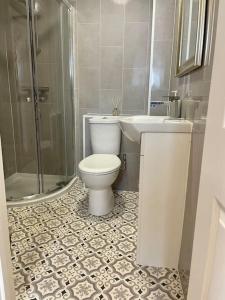 KentStylish & Spacious 2 Storey, 3 Bed Apartment的浴室配有卫生间、盥洗盆和淋浴。