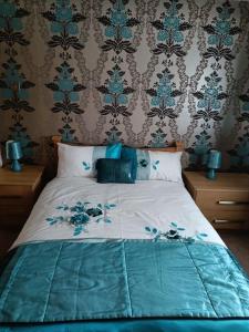 BellaghyHillview House的一间卧室配有一张带蓝色棉被的床