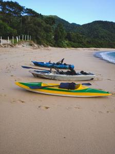 塞尔苏拉穆斯州长镇Pousada Casa do Oscar的一群坐在海滩上的船