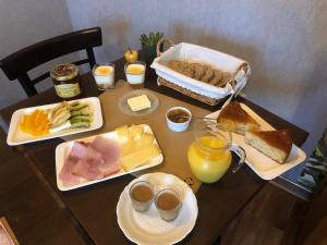 Eply dort的餐桌,包括奶酪、面包和橙汁