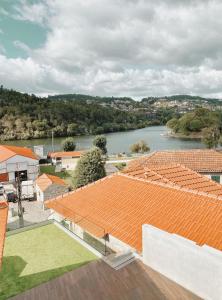 Castelo de PaivaCasa dos Avós的从建筑物屋顶上可欣赏到河流美景