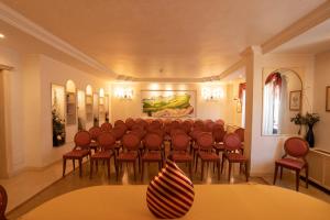 维博瓦伦蒂亚韦基亚威宝餐厅酒店的一间会议室,里面放着一堆椅子