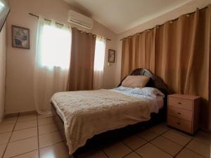 圣卡洛斯CORONADO VILLA VICTORIA的一间卧室设有一张床和一个窗口