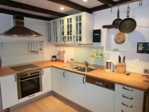布兰肯海姆Haus-Hoeppches的厨房配有白色橱柜和水槽