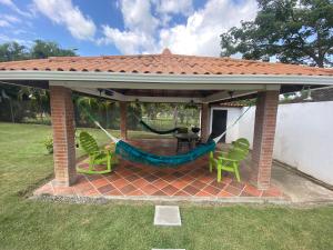 圣卡洛斯CORONADO VILLA VICTORIA的凉亭设有带绿色椅子的庭院